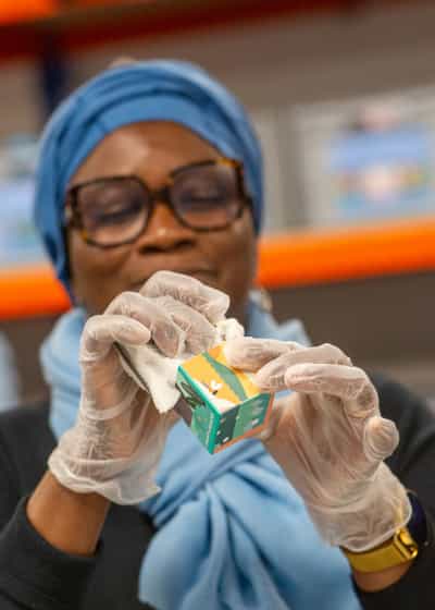 Tas de figurines de jouets